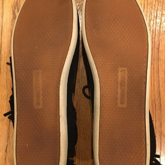 Women's 9.5 Minnetonka Black Leather Fringed Accent Pull-on Moccasins Shoes - Picture 3 of 4